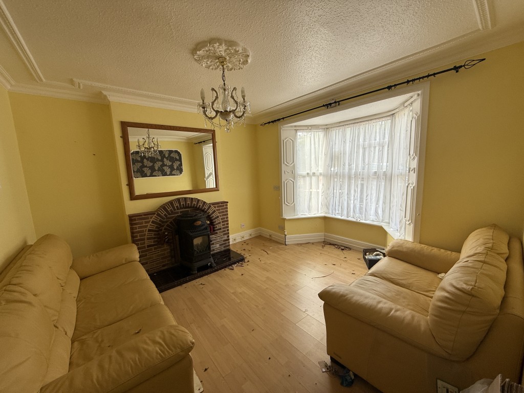 Lot: 109 - DETACHED COTTAGE IN VILLAGE LOCATION FOR UPDATING - Reception room one